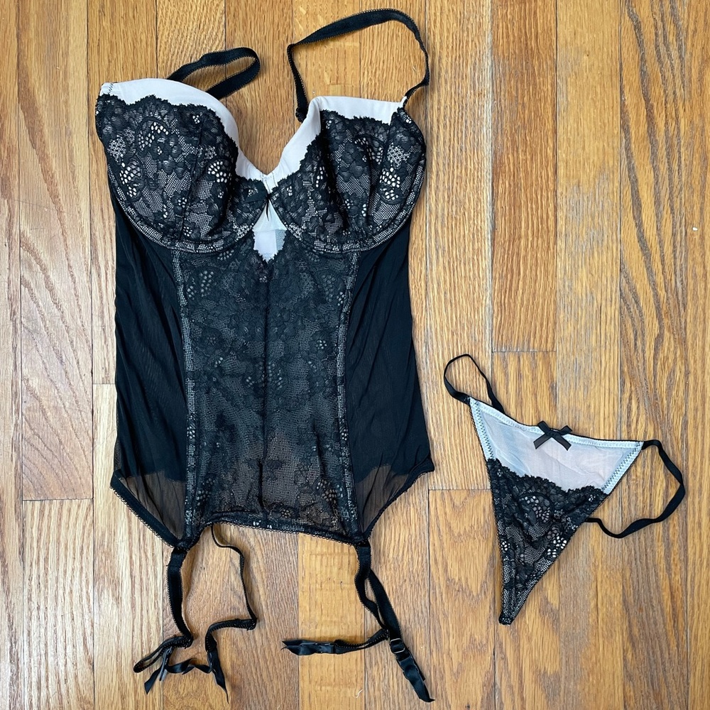 Victoria’s Secret bustier and thong, 34 C